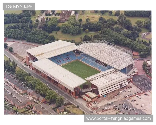 维拉公园球场暴雨，比赛一度因场地积水暂停